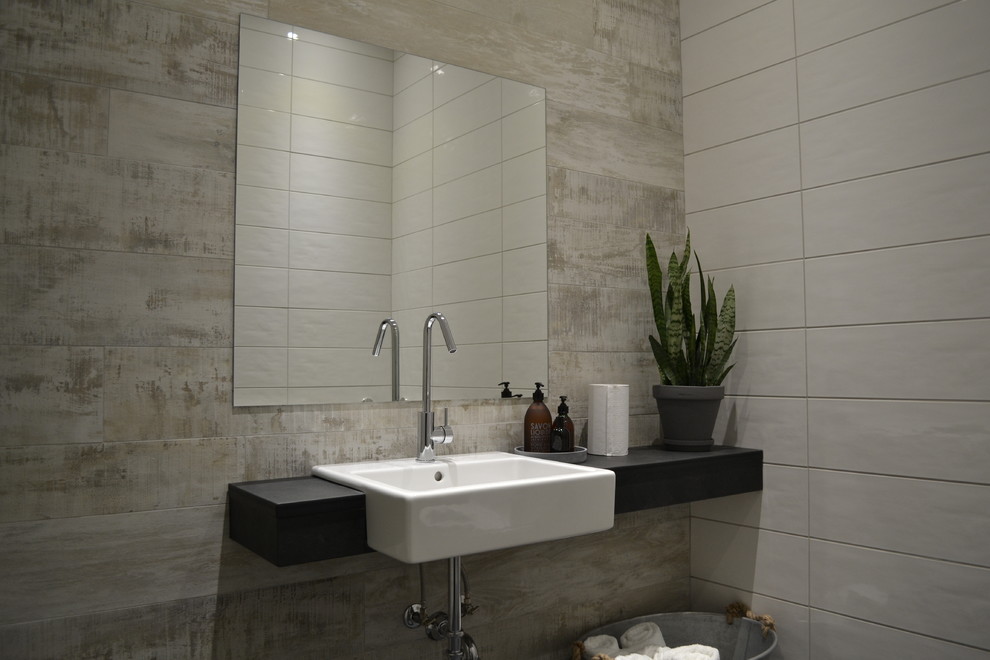 Inspiration for a contemporary bathroom in Montreal.