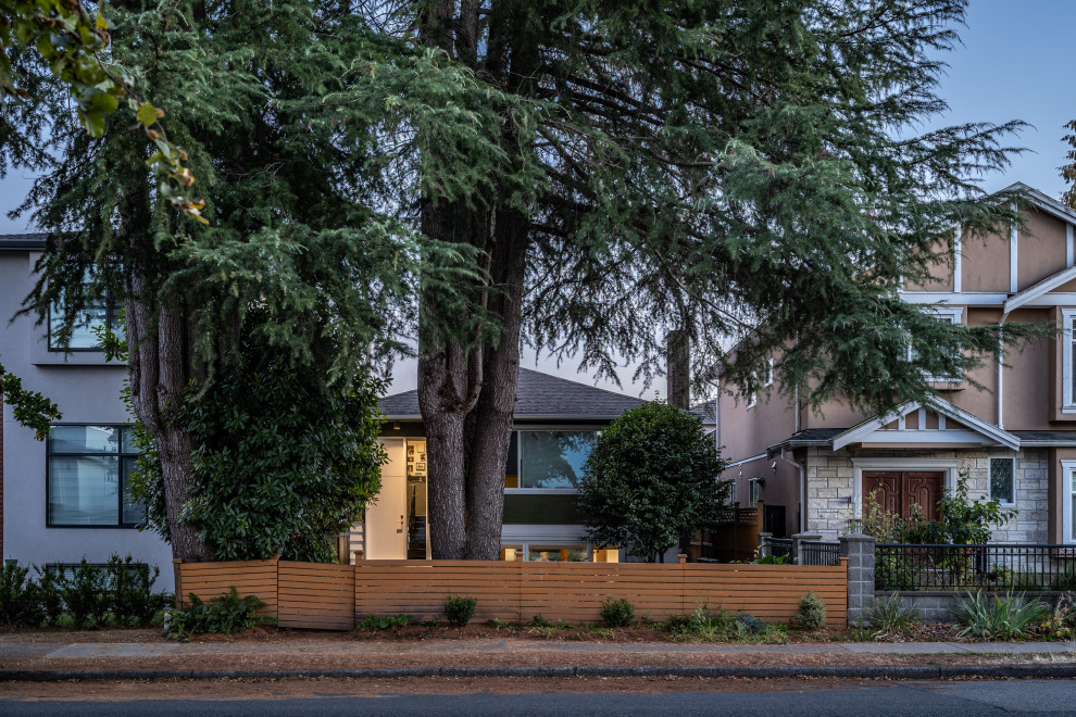 Zweistöckiges Industrial Einfamilienhaus mit Putzfassade, grüner Fassadenfarbe, Satteldach und Schindeldach in Vancouver