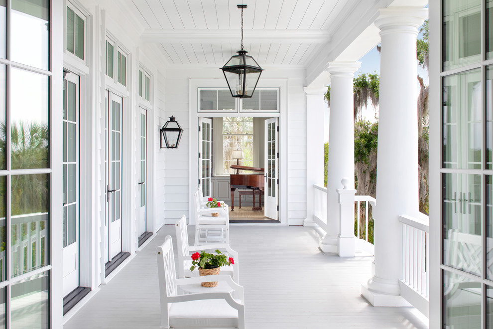 This is an example of a large traditional verandah in Tampa.