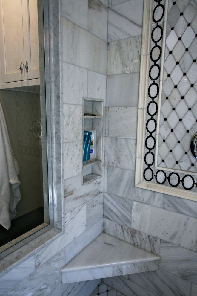 Example of a transitional home design design in Cincinnati
