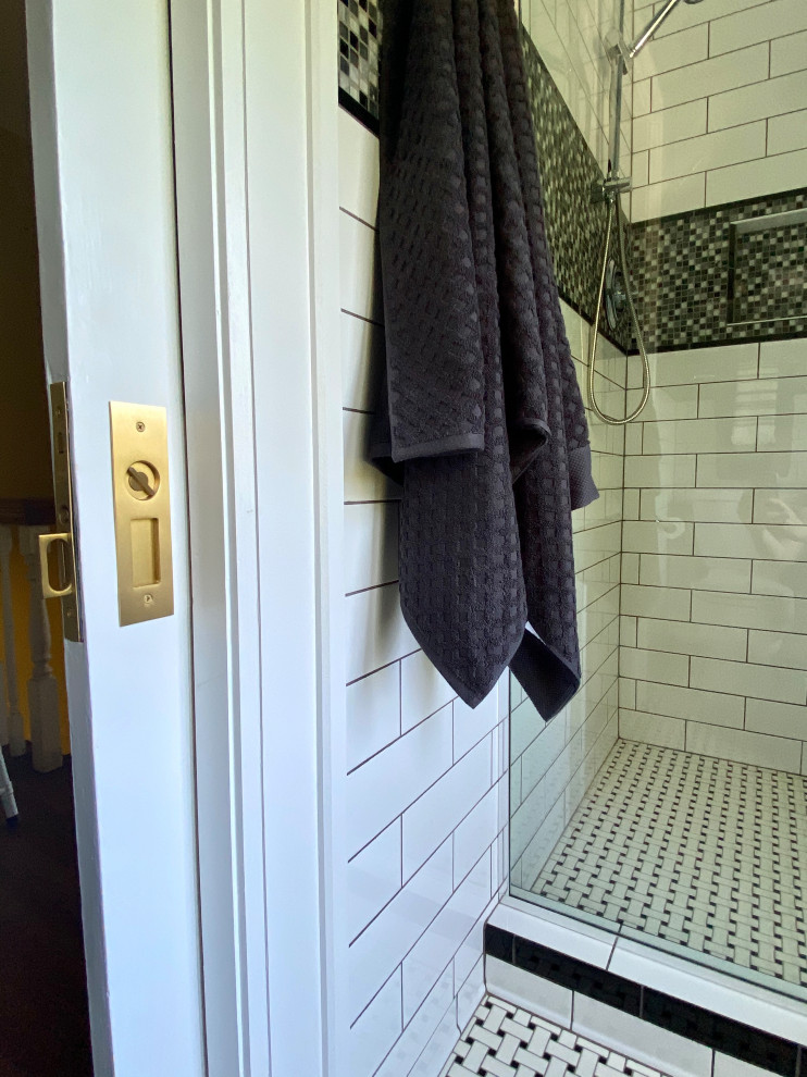 Foto på ett mellanstort funkis vit badrum, med skåp i shakerstil, en dusch i en alkov, en toalettstol med separat cisternkåpa, vit kakel, porslinskakel, blå väggar, klinkergolv i keramik, ett undermonterad handfat, bänkskiva i kvartsit, gult golv och dusch med gångjärnsdörr