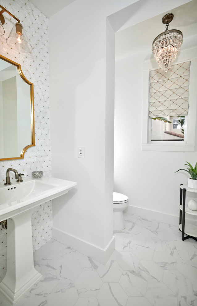 Cette photo montre une petite salle de bain nature avec WC à poser, un carrelage blanc, mosaïque, un mur blanc, tomettes au sol, un lavabo de ferme, un sol blanc, meuble simple vasque et meuble-lavabo sur pied.