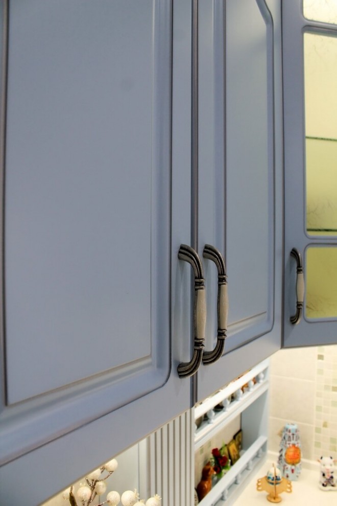 Голубая классическая кухня с серебряной отделкой