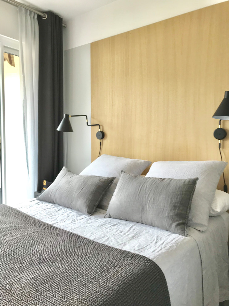 Идея дизайна: спальня в современном стиле с полом из керамической плитки, серым полом и деревянными стенами