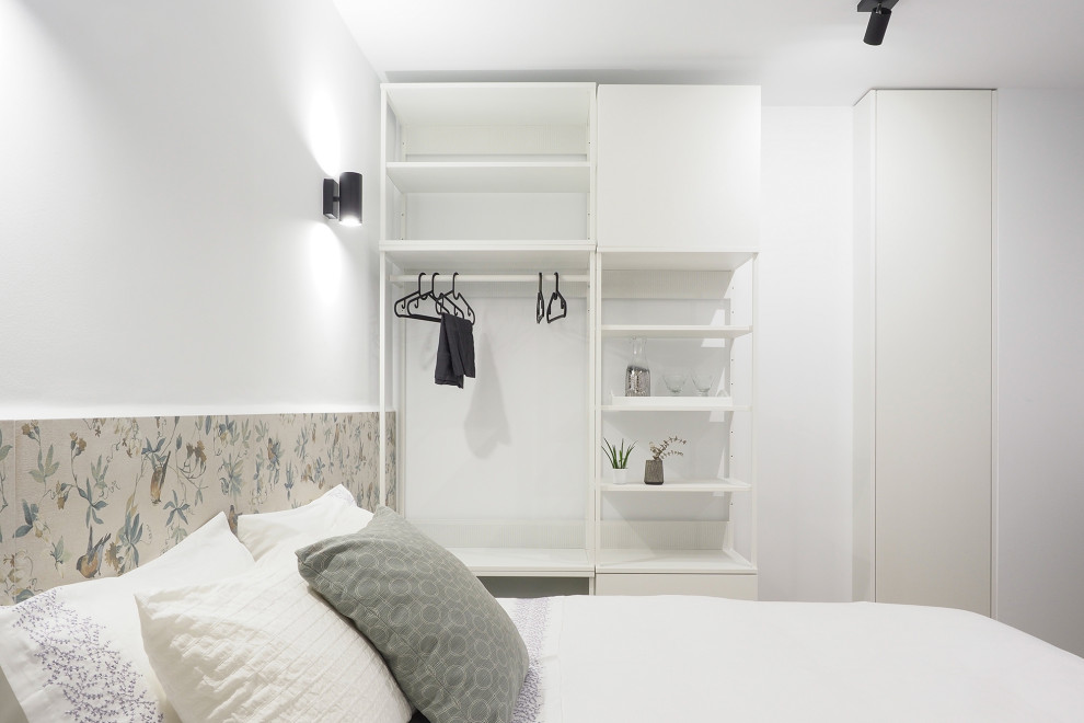 Foto di una piccola camera matrimoniale minimalista con pareti bianche, pavimento con piastrelle in ceramica, pavimento marrone e soffitto a volta