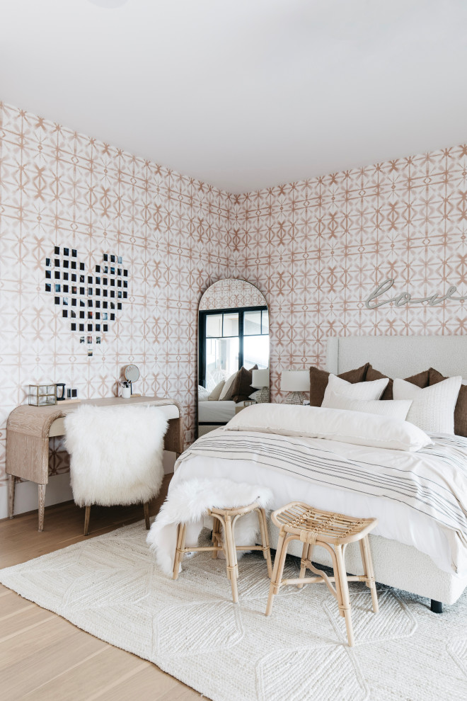 Immagine di una grande camera matrimoniale chic con pareti bianche, parquet chiaro, pavimento beige, soffitto in perlinato e pannellatura