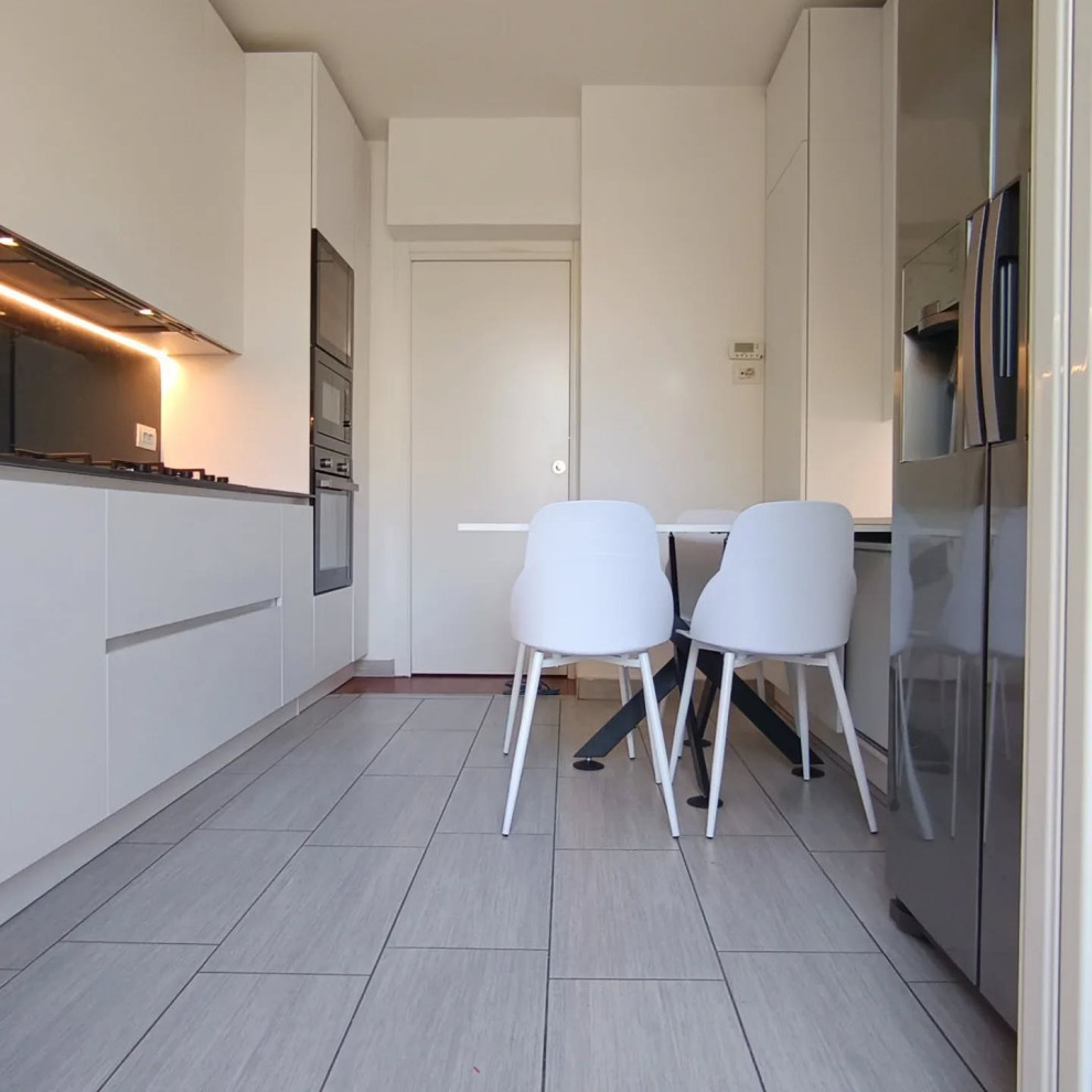 Cucina in total white spatolato con top e schienale in ceramica