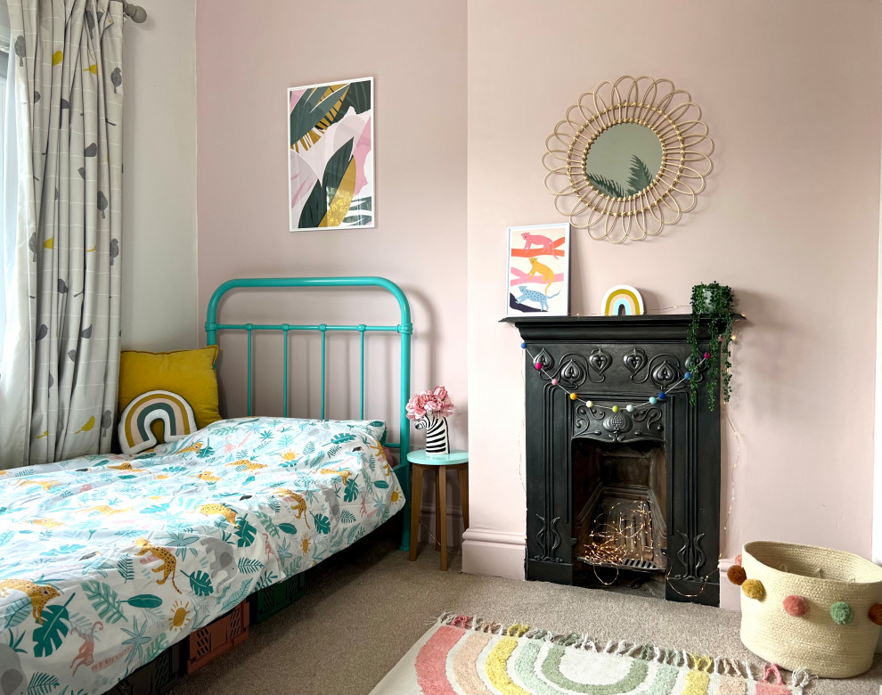 На фото: детская среднего размера в викторианском стиле с спальным местом, разноцветными стенами, ковровым покрытием, бежевым полом и обоями на стенах для ребенка от 4 до 10 лет, девочки с