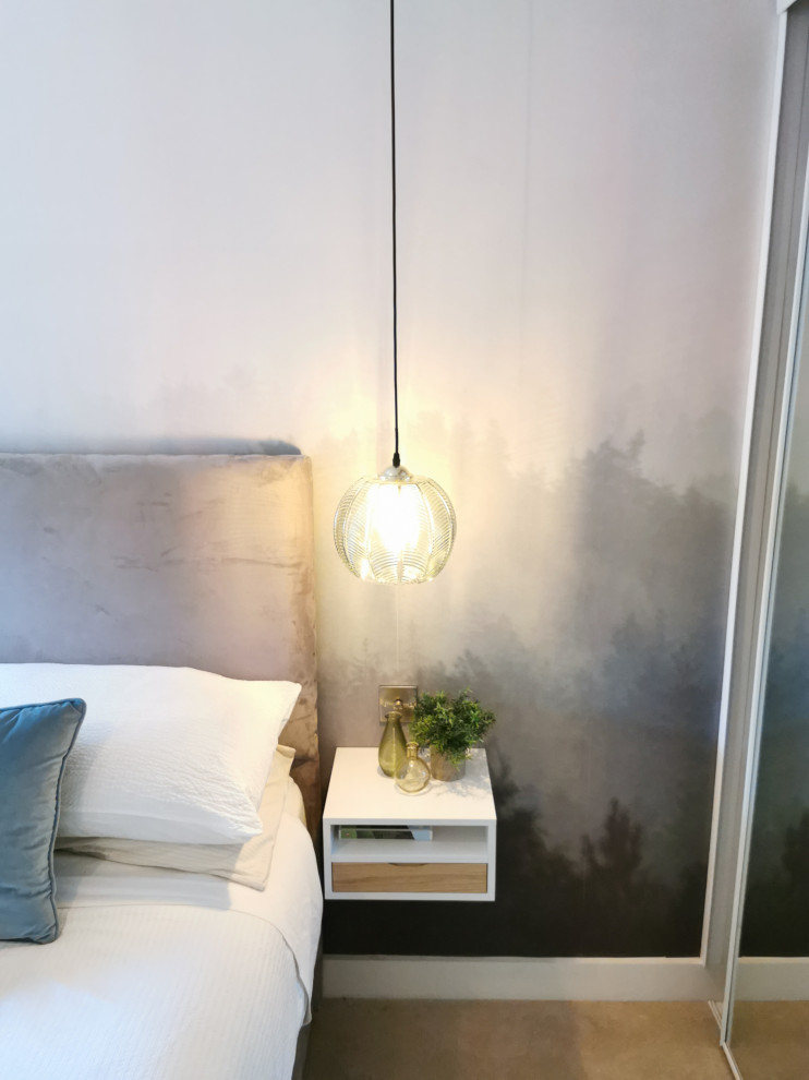 Идея дизайна: хозяйская спальня среднего размера в современном стиле с серыми стенами, ковровым покрытием, бежевым полом, обоями на стенах и акцентной стеной