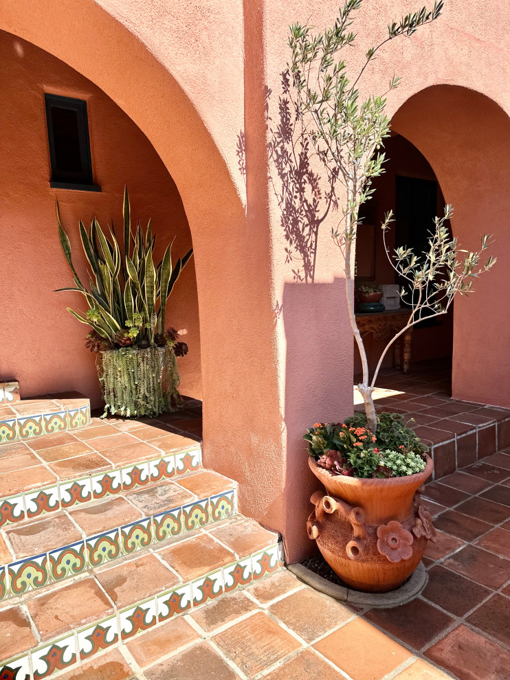 Imagen de patio mediterráneo de tamaño medio sin cubierta en patio con jardín de macetas y suelo de baldosas