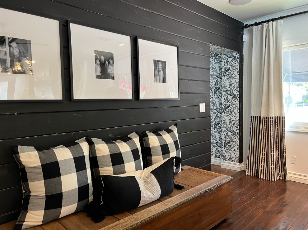 Transitional home design photo in Phoenix