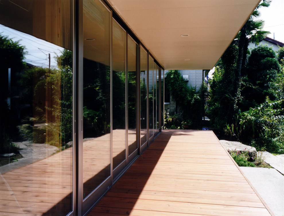 This is an example of a modern deck in Tokyo.