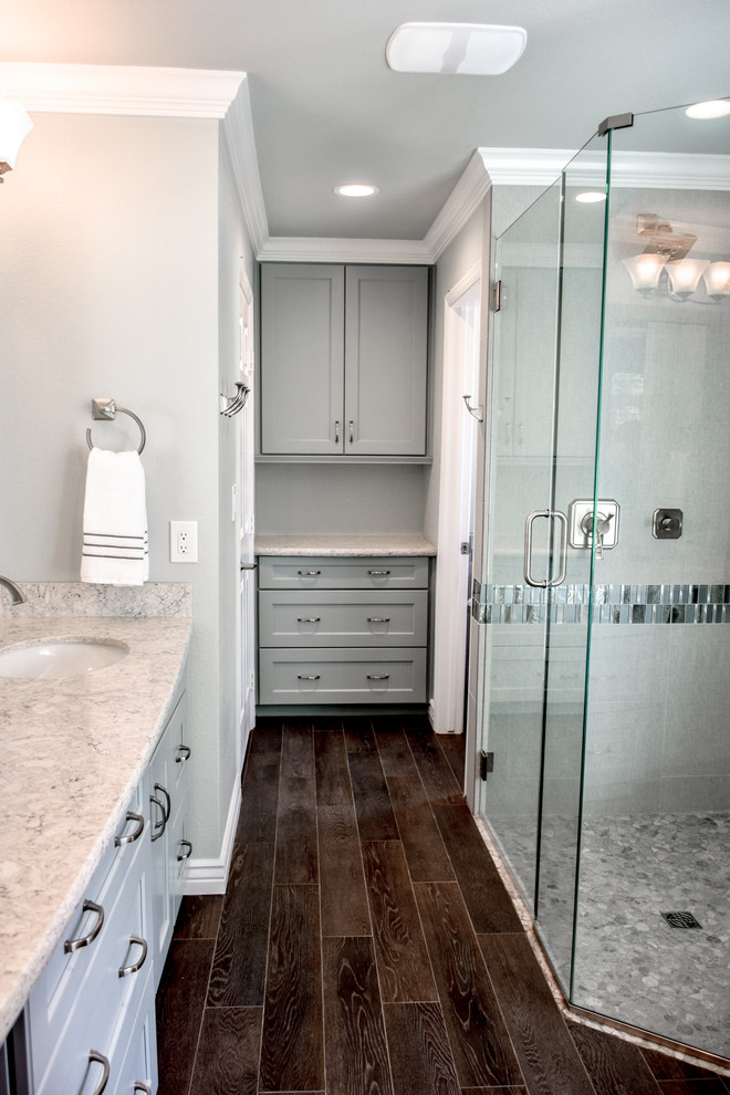 Пример оригинального дизайна: главная ванная комната среднего размера в современном стиле с накладной ванной, открытым душем, раздельным унитазом, серыми стенами, накладной раковиной, столешницей из искусственного кварца, коричневым полом и открытым душем