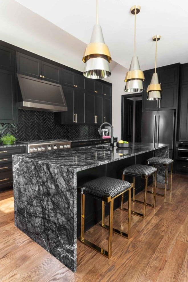 Idée de décoration pour une grande cuisine minimaliste avec plan de travail en marbre, une crédence noire, îlot et un plan de travail gris.