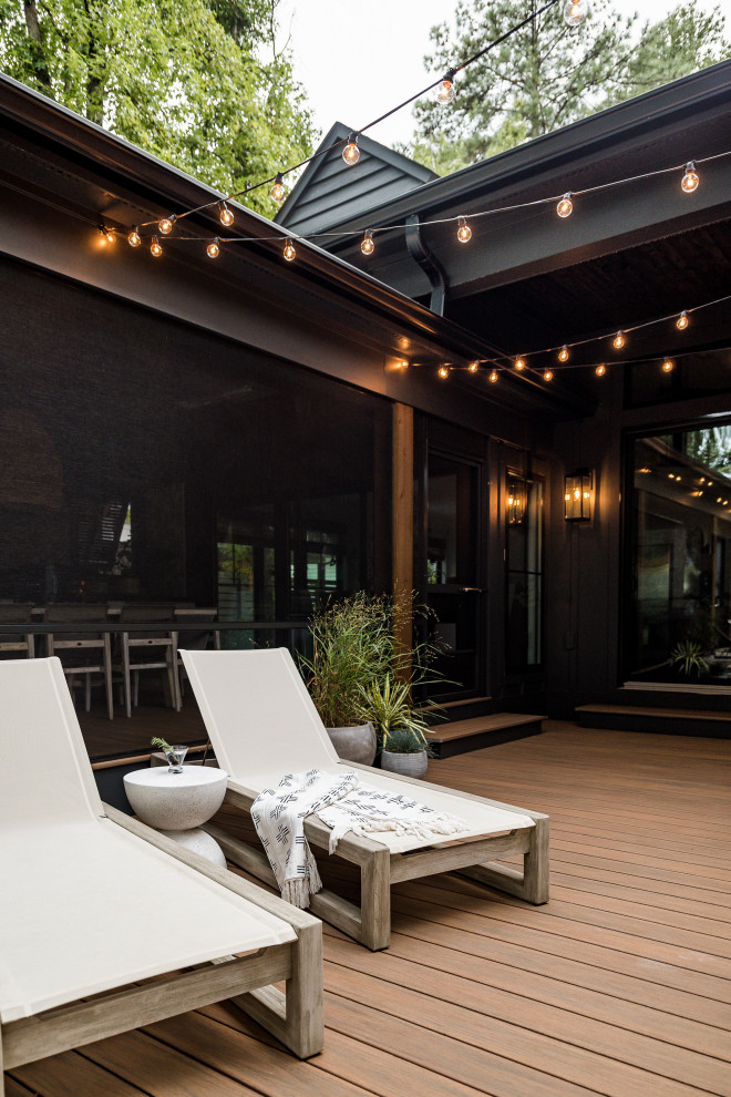 Foto de terraza planta baja costera de tamaño medio sin cubierta en patio trasero con barandilla de cable y iluminación