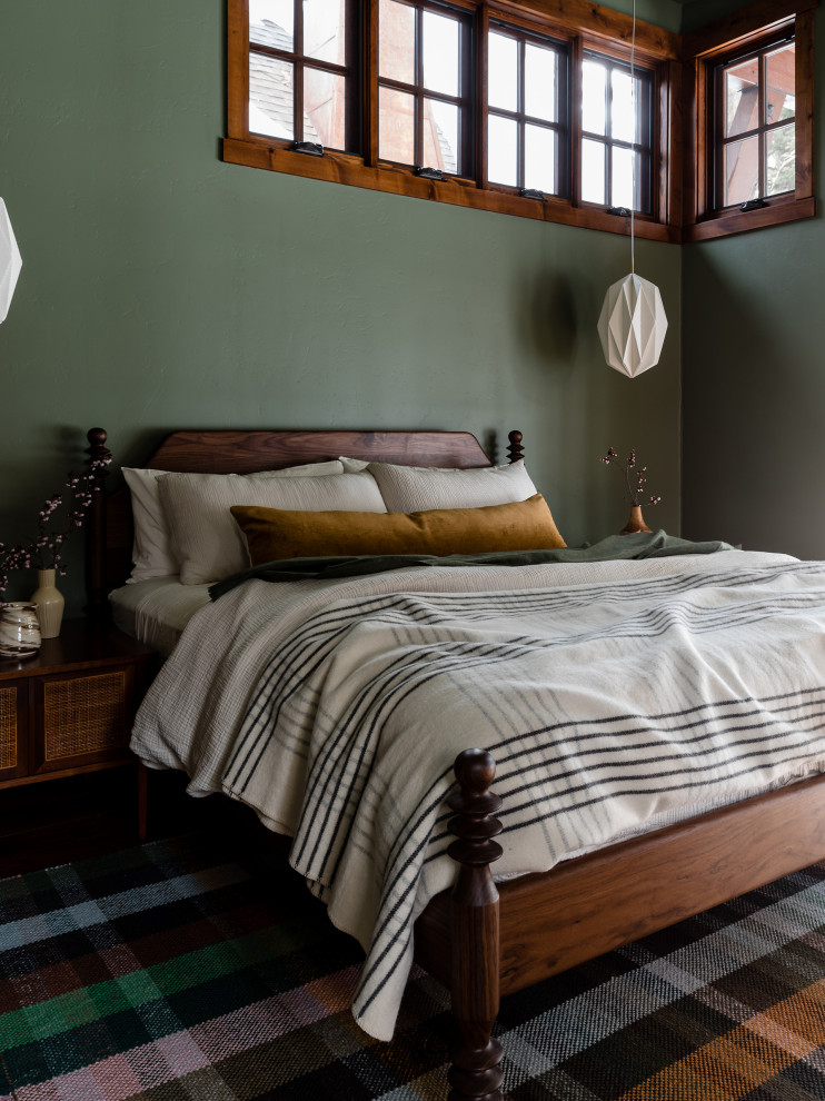 Ejemplo de dormitorio principal bohemio grande con paredes verdes, suelo de madera en tonos medios y suelo multicolor