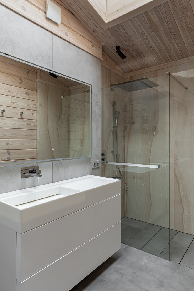 Камень внизу, дерево вверху.