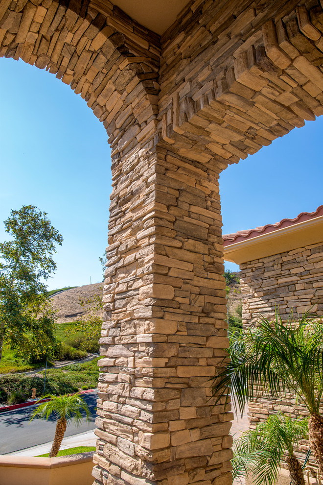 Inspiration for a rustic home design remodel in Orange County