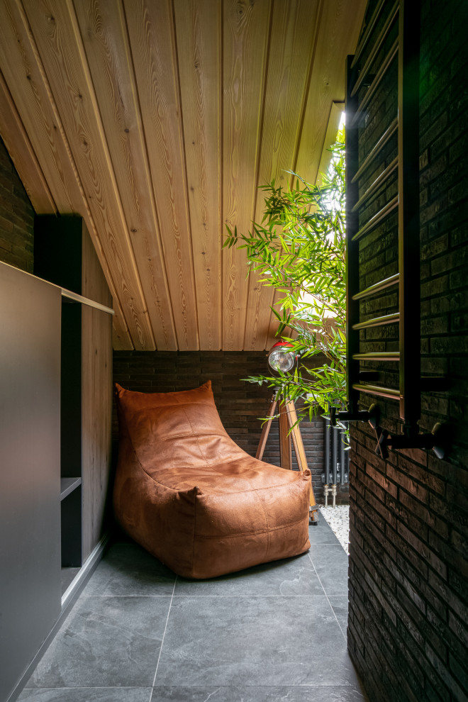 Фрагмент ванной комнаты на мансардном этаже