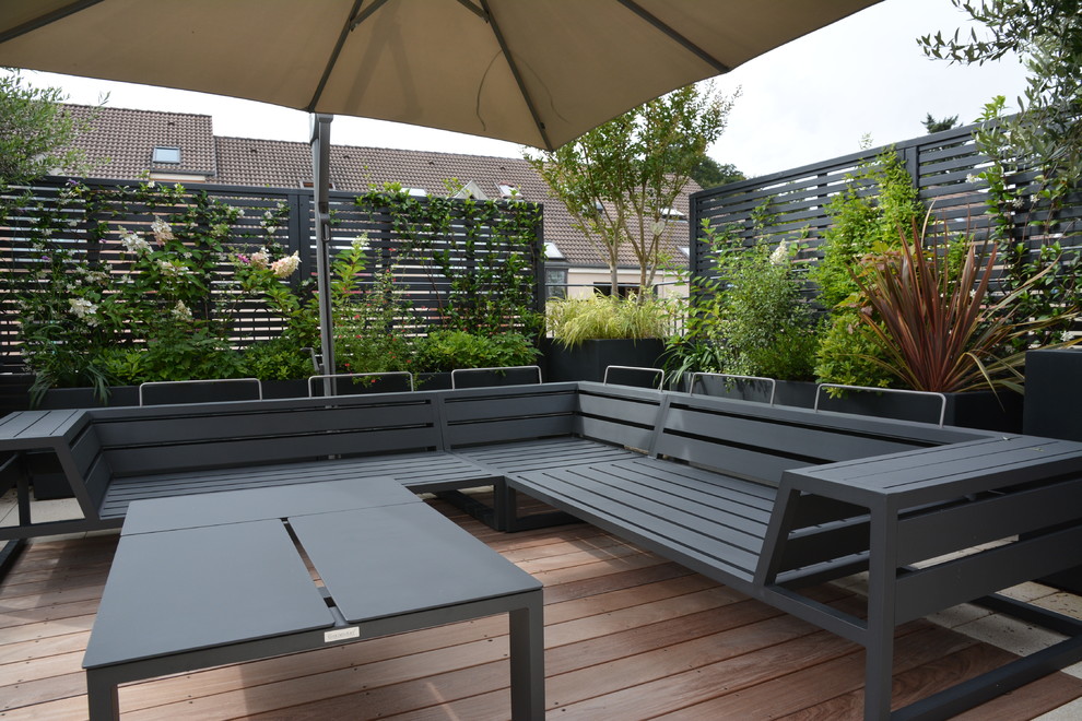 This is an example of a contemporary rooftop deck in Paris with a container garden.