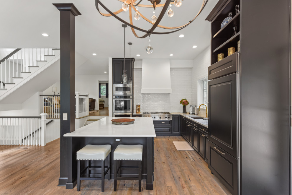 Transitional kitchen photo in Chicago