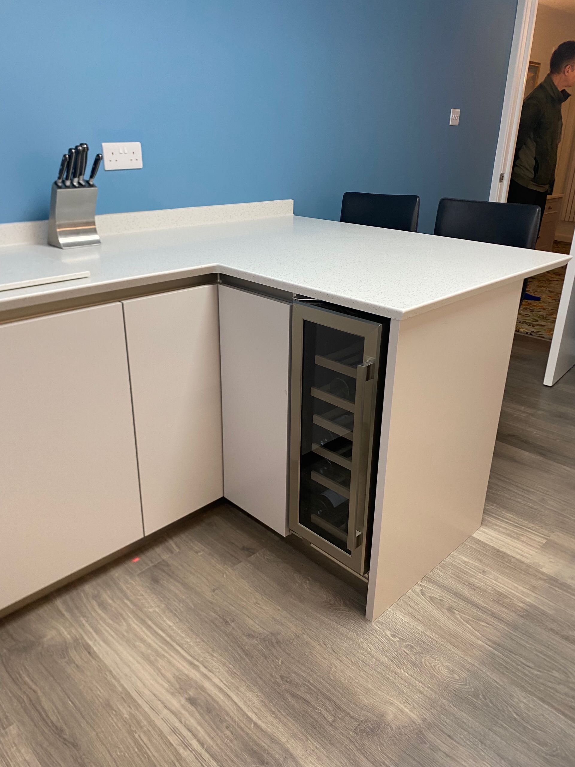 Handleless Apartment Kitchen in Silk Gloss Loam Finish