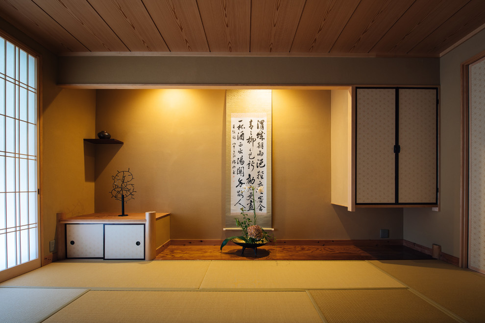 Foto di una camera matrimoniale etnica con pareti beige, pavimento in tatami, nessun camino e pavimento beige