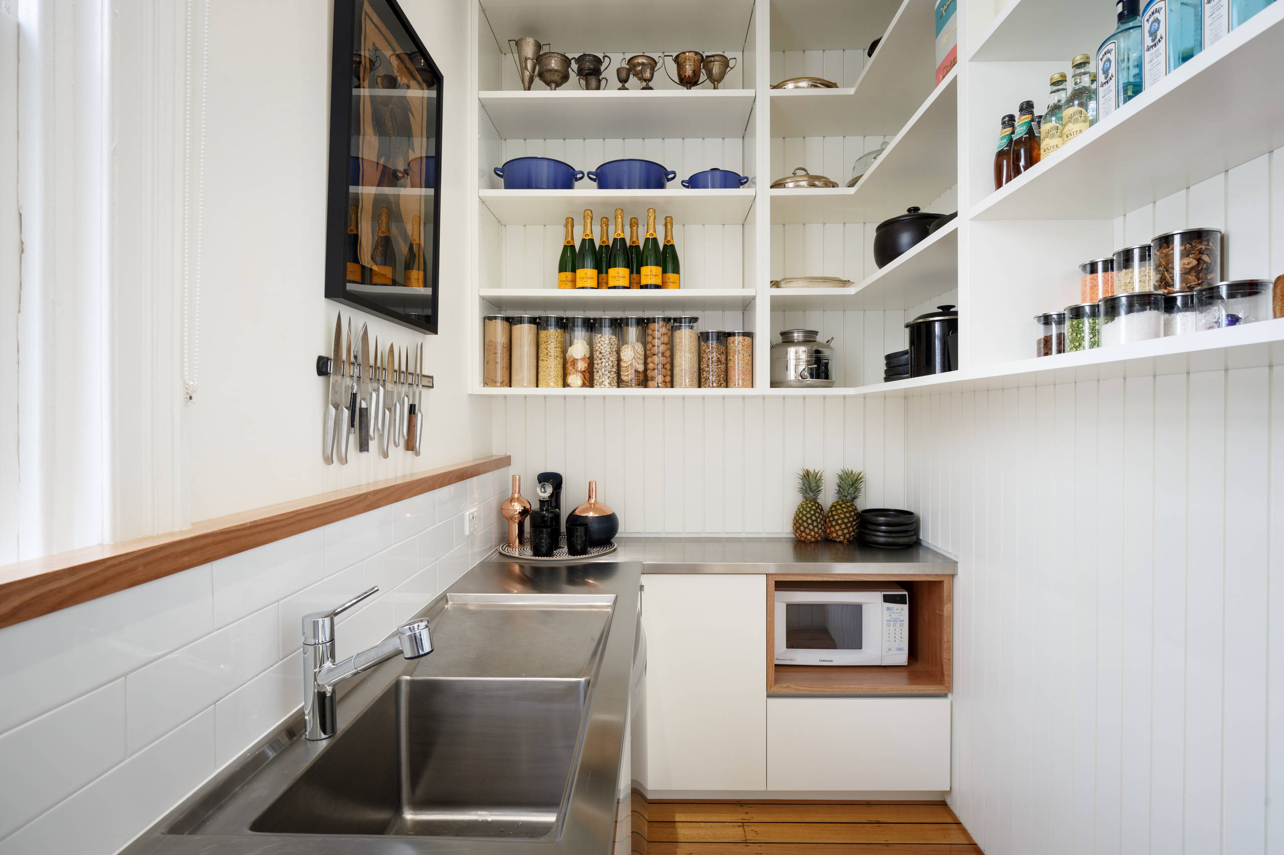 The Pros and Cons of Upper Kitchen Cabinets and Open Shelves, image size:2560x1706