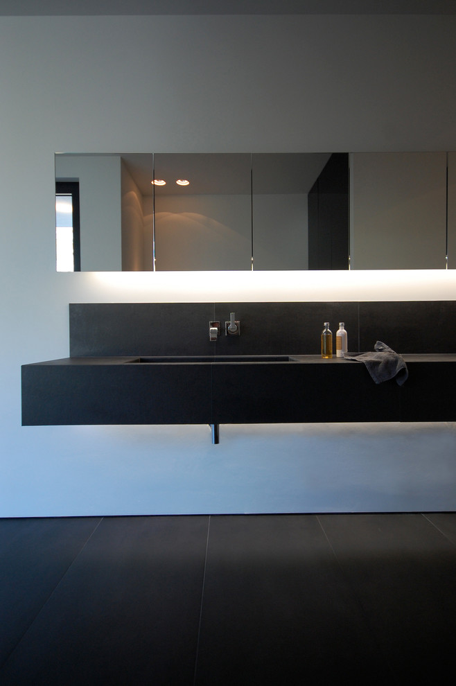 Inspiration for a modern bathroom in Cologne.