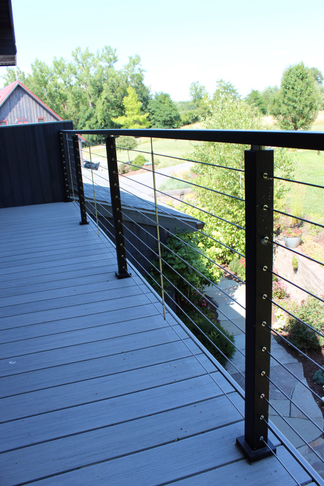 Imagen de terraza minimalista pequeña en azotea y anexo de casas con barandilla de cable