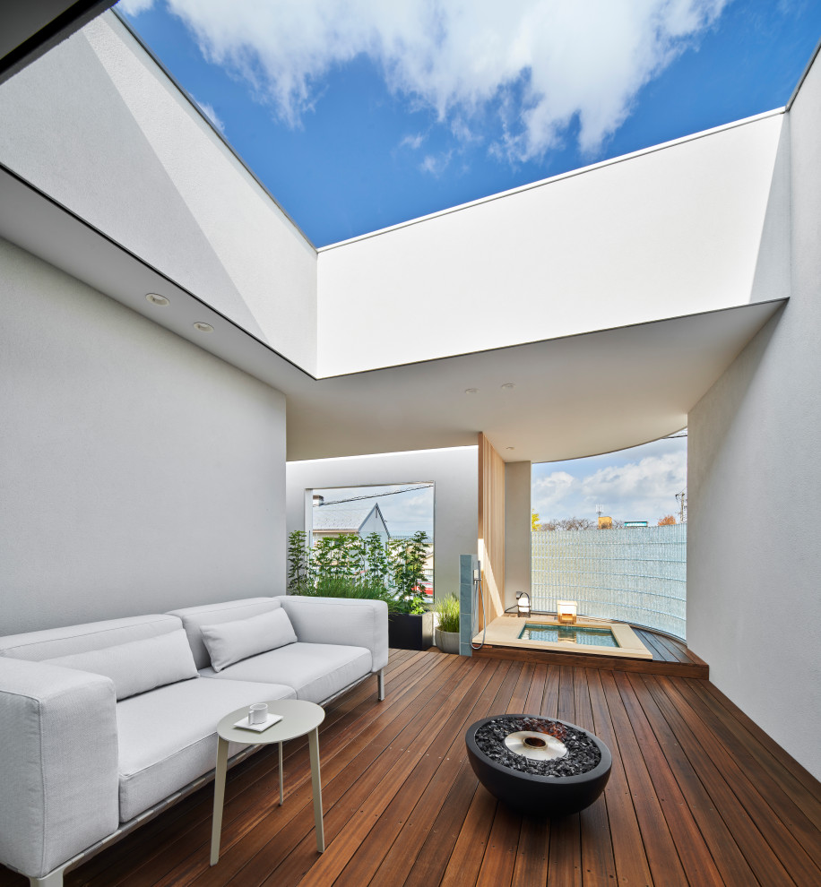 Immagine di una terrazza design con con illuminazione
