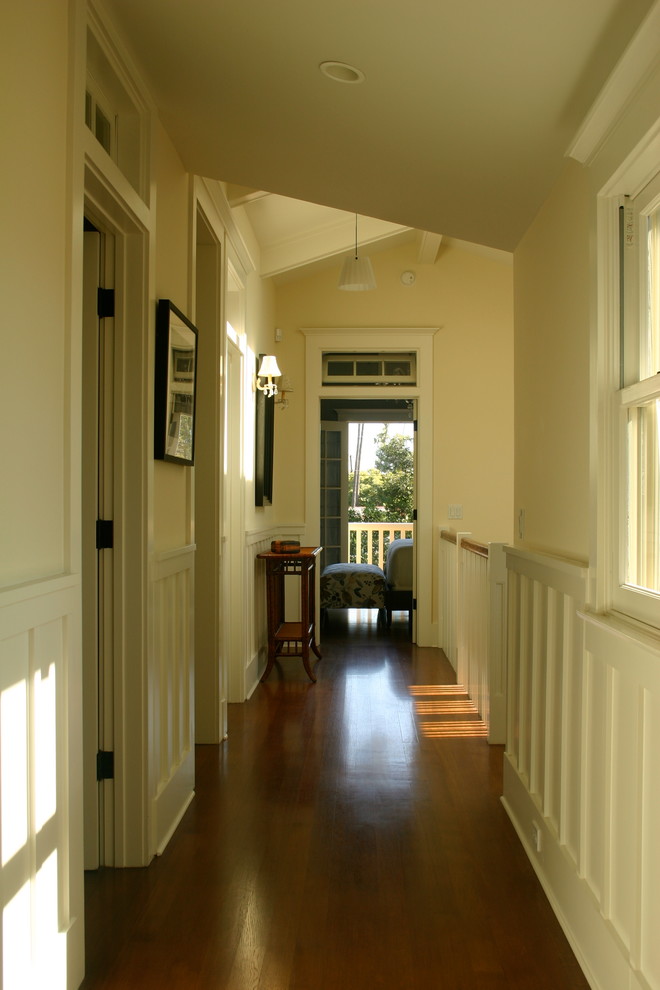 Design ideas for an arts and crafts hallway in Los Angeles.