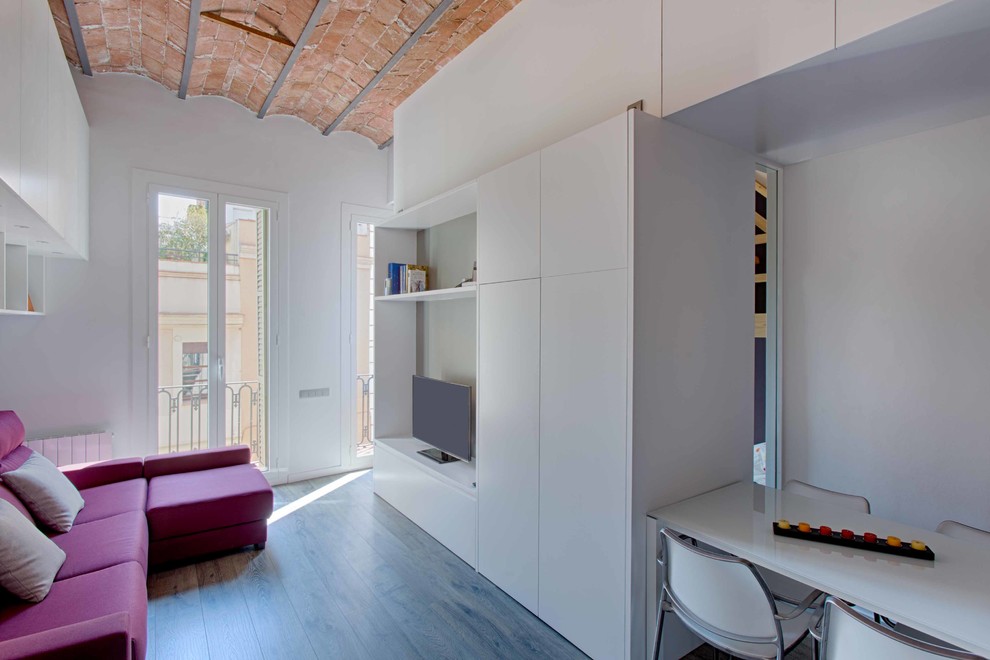 Diseño de sala de estar cerrada industrial de tamaño medio sin chimenea y televisor con paredes blancas