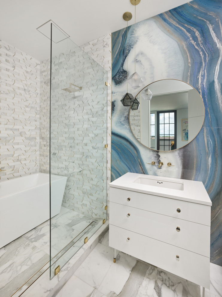 Пример оригинального дизайна: главная ванная комната среднего размера в современном стиле с плоскими фасадами, белыми фасадами, отдельно стоящей ванной, душевой комнатой, инсталляцией, разноцветной плиткой, плиткой мозаикой, разноцветными стенами, полом из керамогранита, врезной раковиной, столешницей из искусственного кварца, разноцветным полом, открытым душем, белой столешницей, фартуком, тумбой под одну раковину и подвесной тумбой