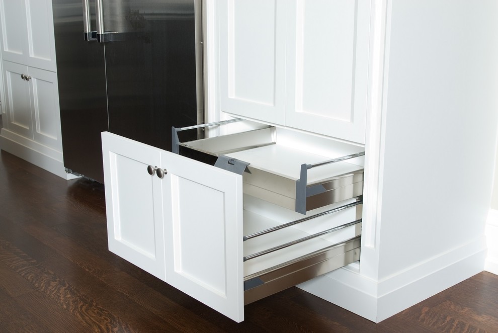 Kitchen - transitional kitchen idea in Toronto