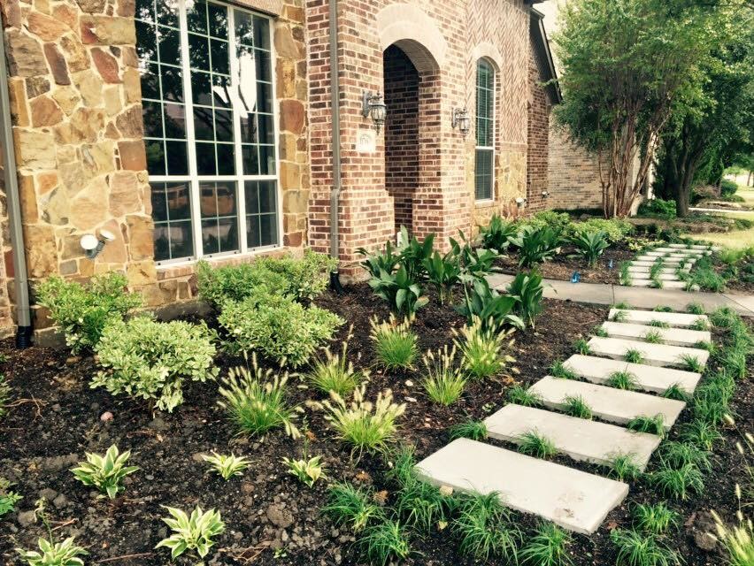 Photo of a mid-sized traditional side yard partial sun garden in Dallas with a garden path and natural stone pavers.