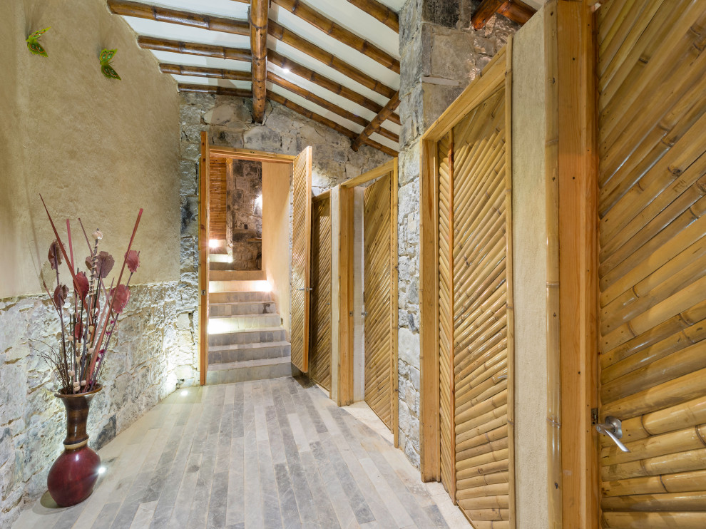 Réalisation d'un petit couloir chalet avec un mur beige, un sol en calcaire, un sol blanc et un plafond en bois.