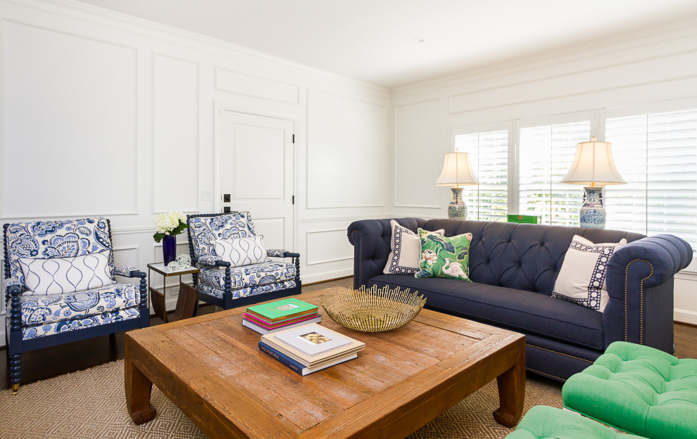 Foto de sala de estar clásica con paredes blancas, suelo de madera oscura, suelo marrón y panelado