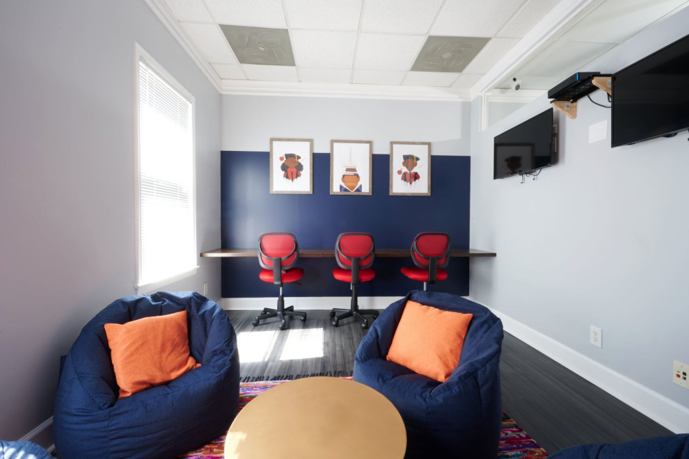 Imagen de despacho minimalista grande sin chimenea con paredes grises, suelo vinílico, escritorio empotrado y suelo gris