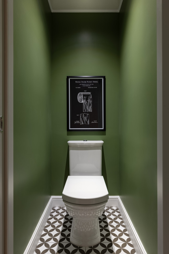 Свежая идея для дизайна: маленький туалет в современном стиле с унитазом-моноблоком, зелеными стенами, полом из керамической плитки и черным полом для на участке и в саду - отличное фото интерьера
