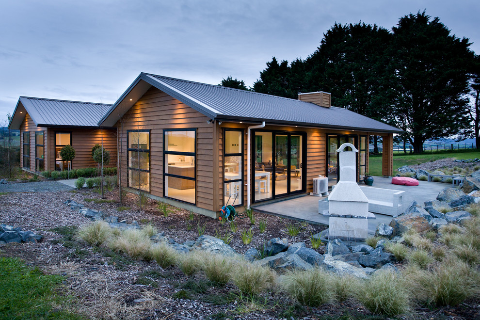 Transitional one-storey brown exterior in Auckland.