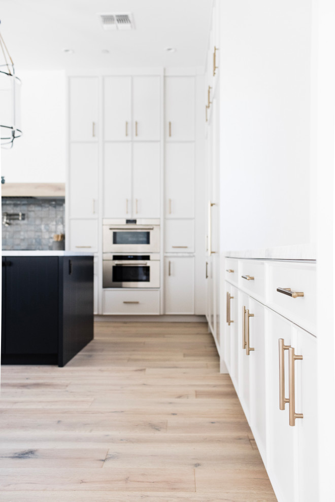 Kitchen - transitional kitchen idea in Phoenix