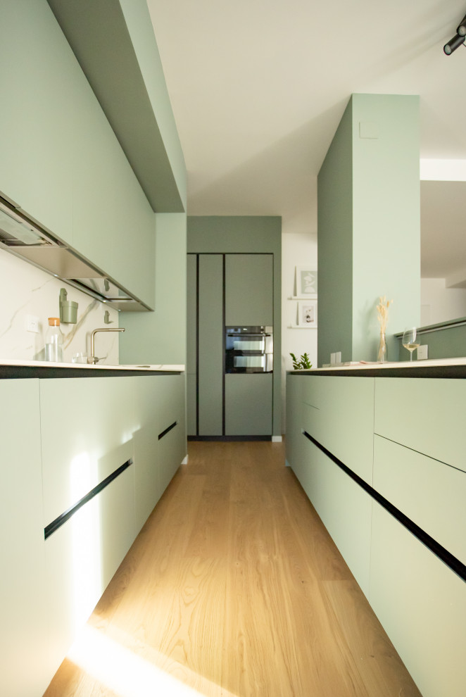 Design ideas for a mid-sized contemporary kitchen in Milan.