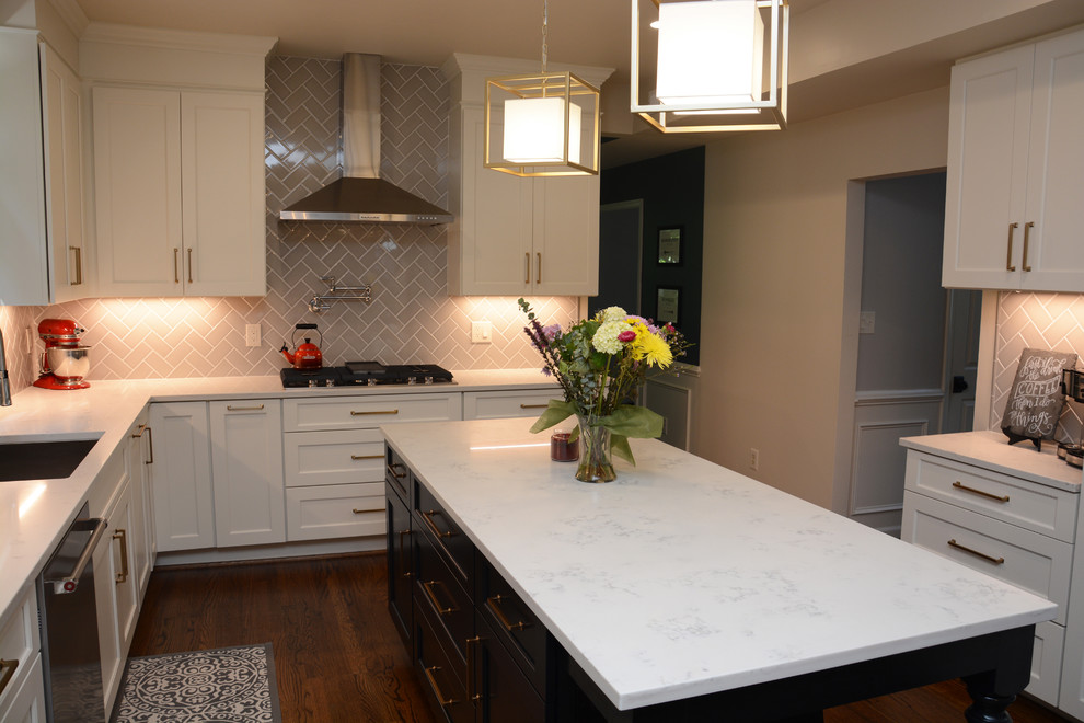 Photo of a mid-sized transitional u-shaped eat-in kitchen in DC Metro with an undermount sink, recessed-panel cabinets, white cabinets, quartz benchtops, grey splashback, stainless steel appliances, dark hardwood floors, with island, brown floor and white benchtop.