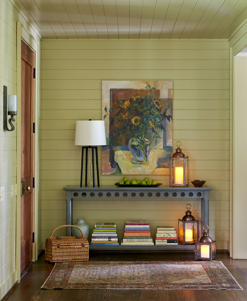 Immagine di un ingresso o corridoio country con pareti beige, parquet scuro, una porta singola, una porta marrone, pavimento marrone, soffitto in perlinato e pareti in perlinato