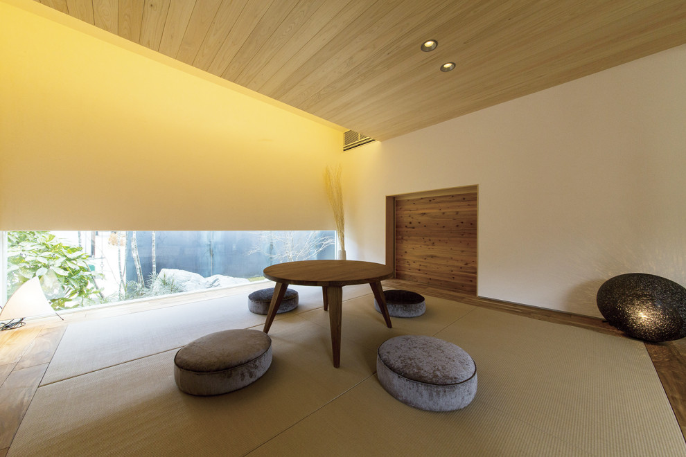 Ispirazione per un soggiorno etnico chiuso con pareti bianche, pavimento in tatami, nessuna TV, pavimento beige, soffitto in legno e pareti in perlinato