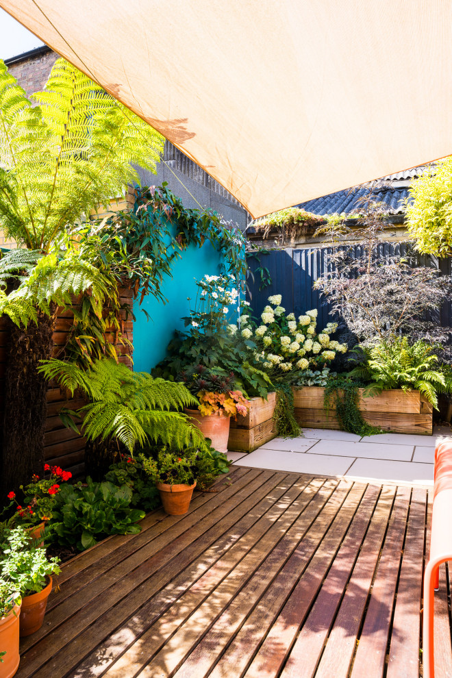 Свежая идея для дизайна: маленький солнечный, летний участок и сад на внутреннем дворе в средиземноморском стиле с хорошей освещенностью для на участке и в саду - отличное фото интерьера