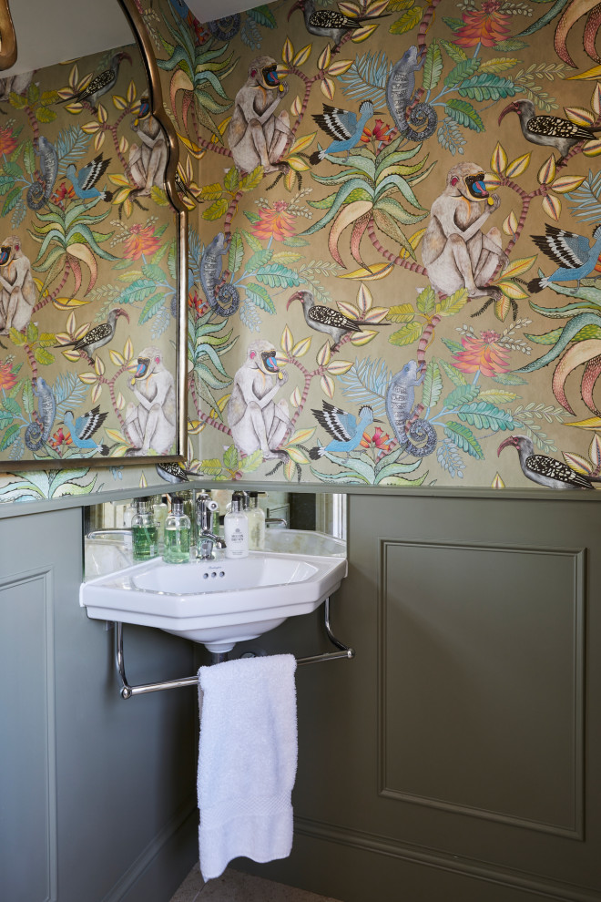 Ejemplo de aseo clásico pequeño con paredes multicolor, suelo de piedra caliza, lavabo suspendido, suelo beige y panelado