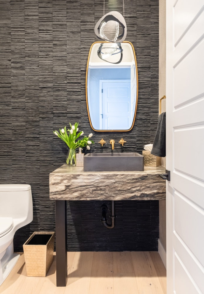 Modern inredning av ett mellanstort en-suite badrum, med bruna skåp, en toalettstol med hel cisternkåpa, flerfärgade väggar, mellanmörkt trägolv och ett undermonterad handfat