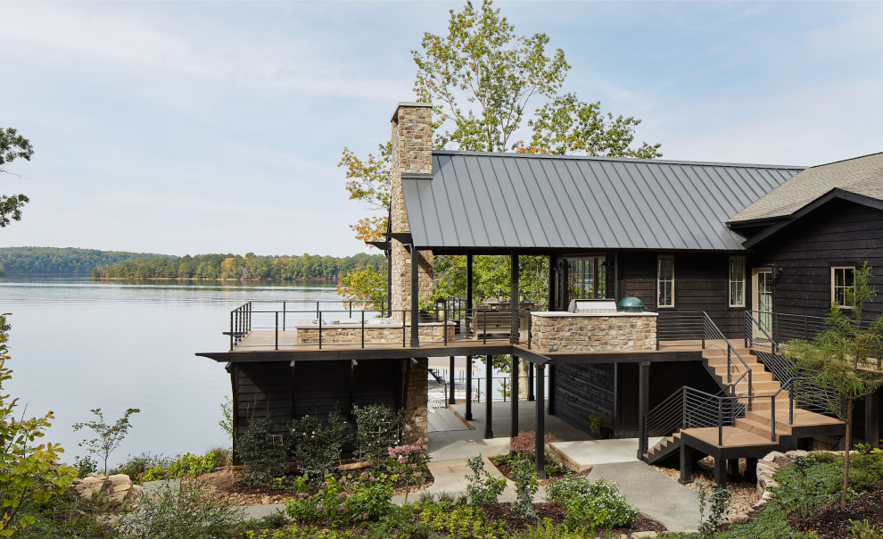 Exemple d'une très grande façade de maison grise tendance en bois et bardage à clin à un étage avec un toit mixte, un toit à deux pans et un toit gris.